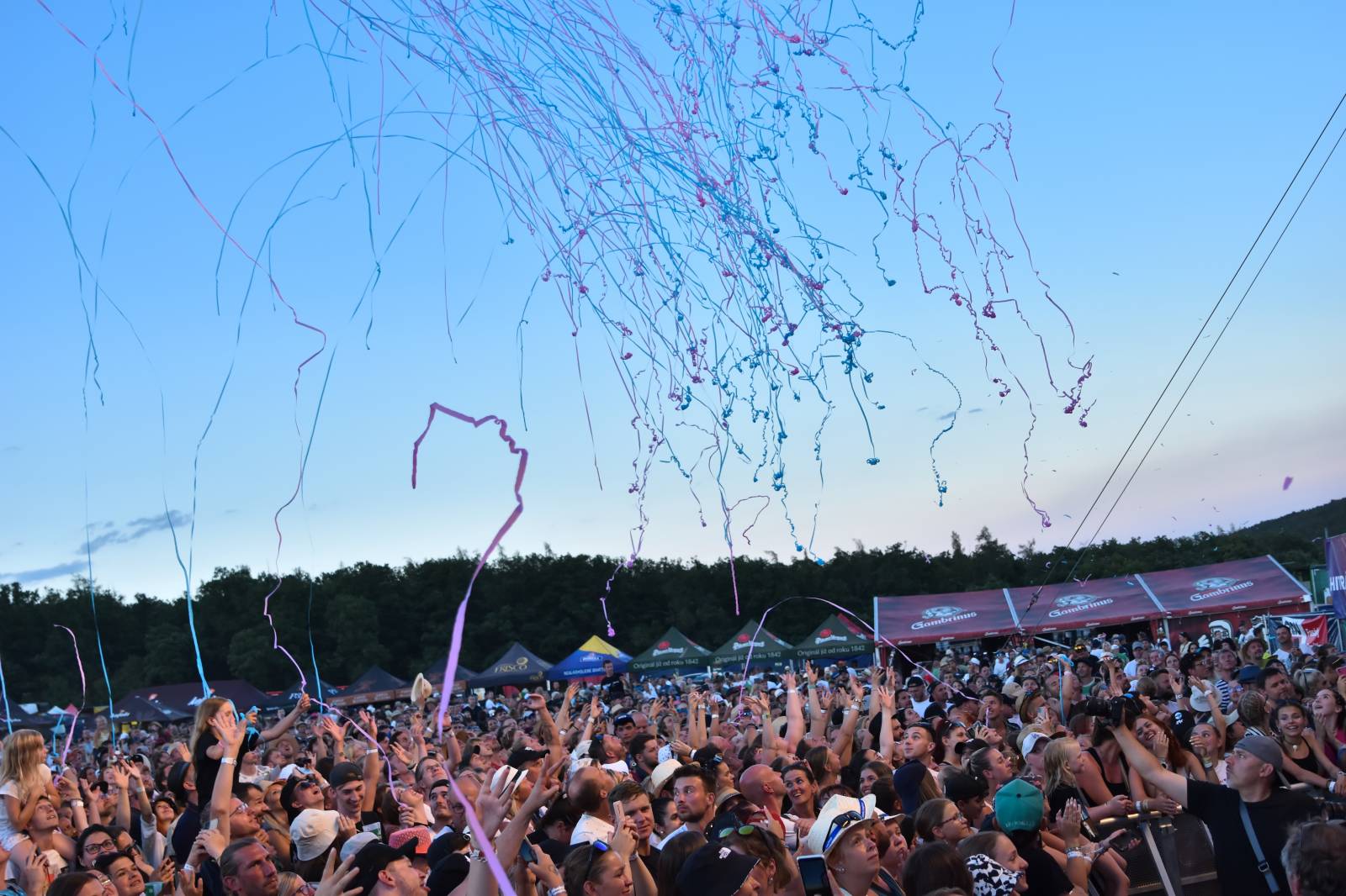 Na Točníku fanoušky zkropili hasiči. Do rozpáleného kotle zamířil Tomáš Klus, zahráli i Dymytry a Kabát