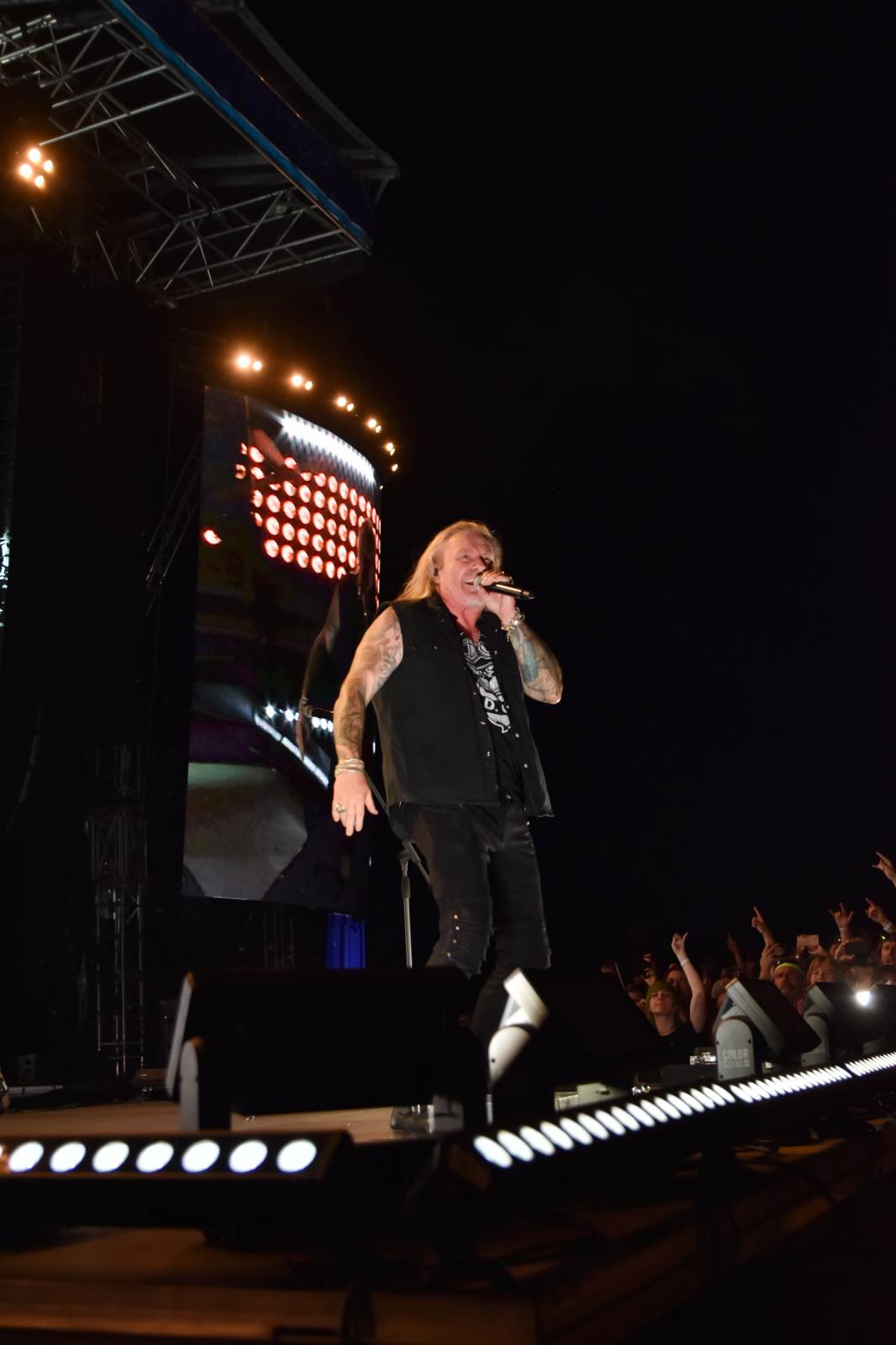 Na Točníku fanoušky zkropili hasiči. Do rozpáleného kotle zamířil Tomáš Klus, zahráli i Dymytry a Kabát