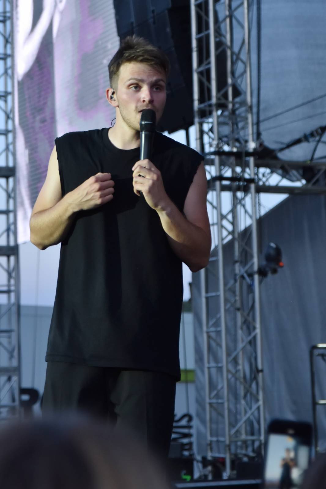 Na Točníku fanoušky zkropili hasiči. Do rozpáleného kotle zamířil Tomáš Klus, zahráli i Dymytry a Kabát