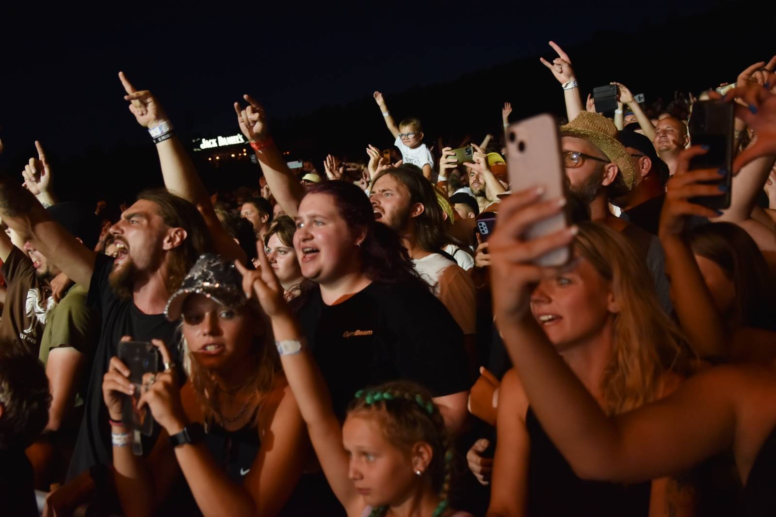 Na Točníku fanoušky zkropili hasiči. Do rozpáleného kotle zamířil Tomáš Klus, zahráli i Dymytry a Kabát