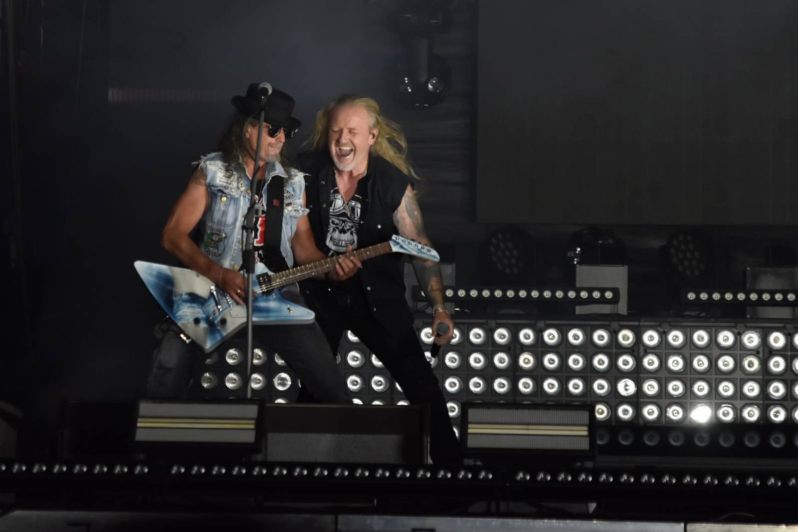 Na Točníku fanoušky zkropili hasiči. Do rozpáleného kotle zamířil Tomáš Klus, zahráli i Dymytry a Kabát