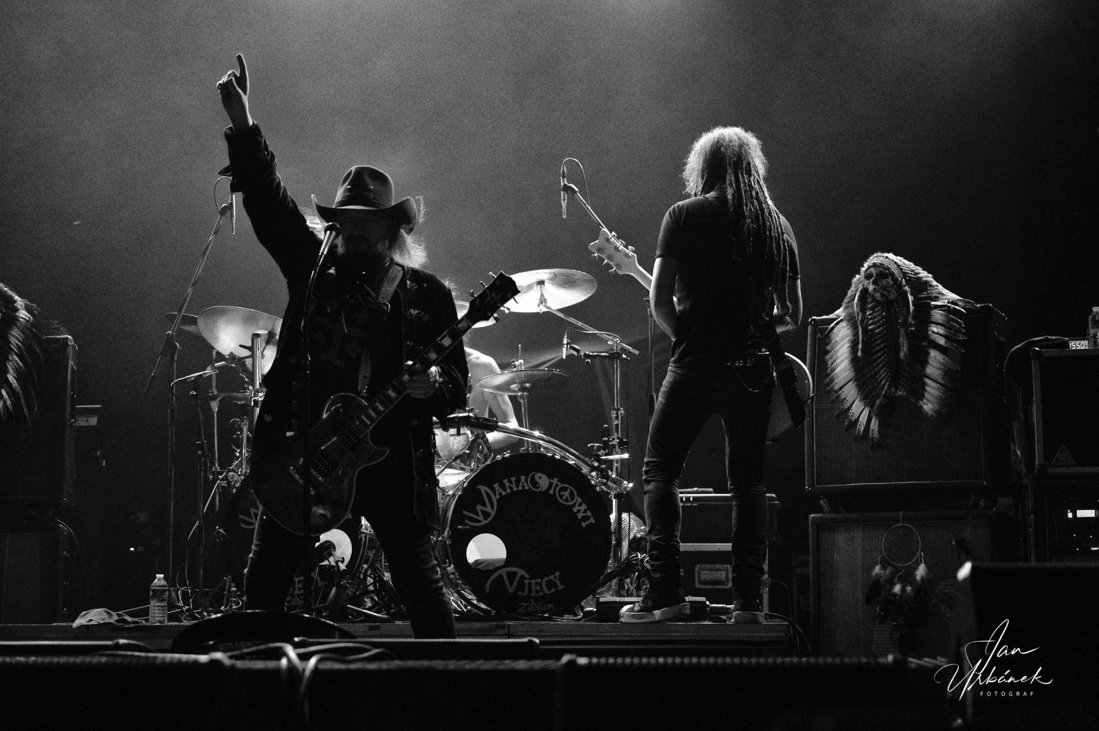 Alice Cooper, Johnny Depp a Joe Perry váleli v Brně, piráta z Karibiku zasypaly fanynky spodním prádlem