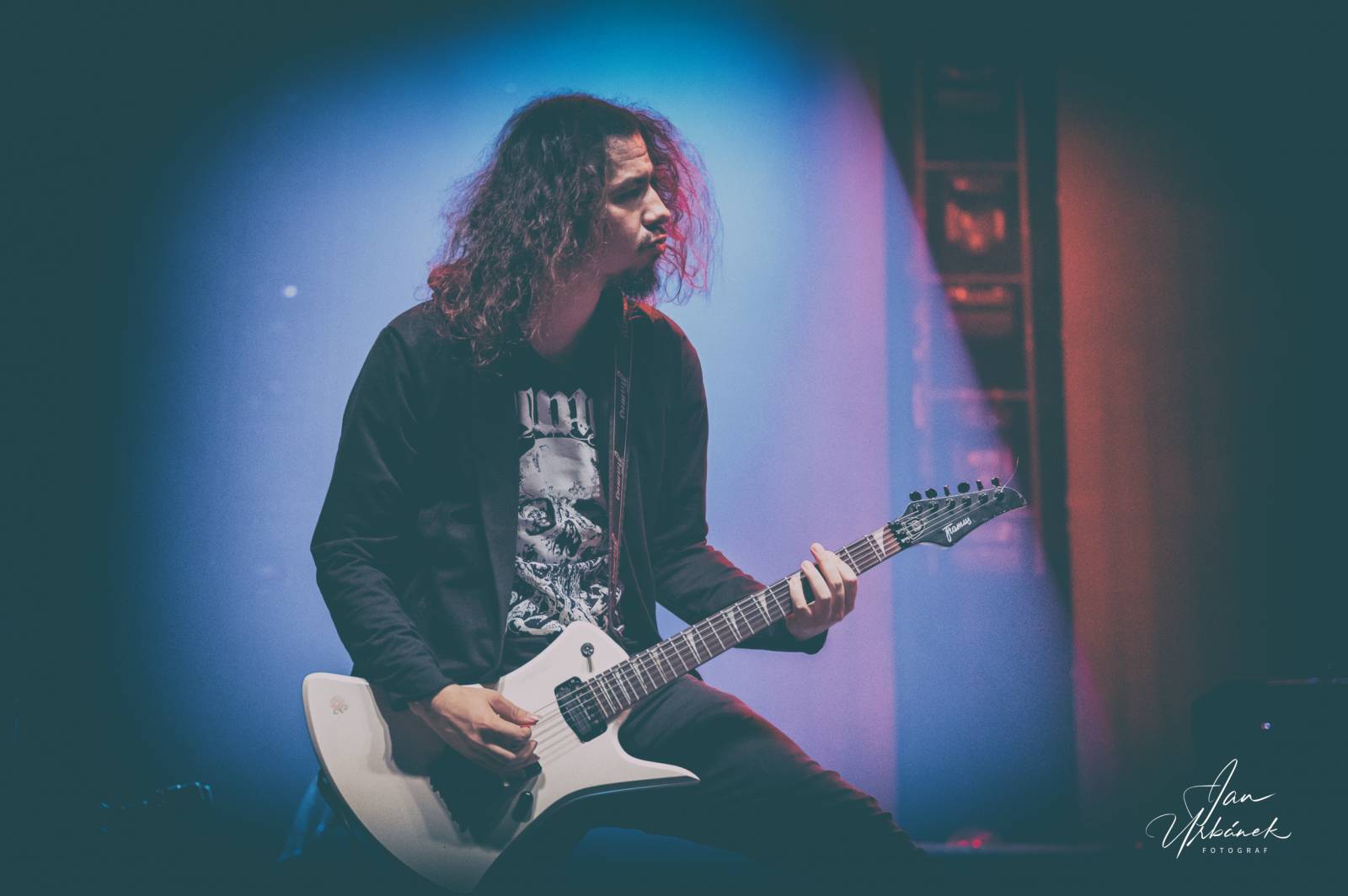 Alice Cooper, Johnny Depp a Joe Perry váleli v Brně, piráta z Karibiku zasypaly fanynky spodním prádlem