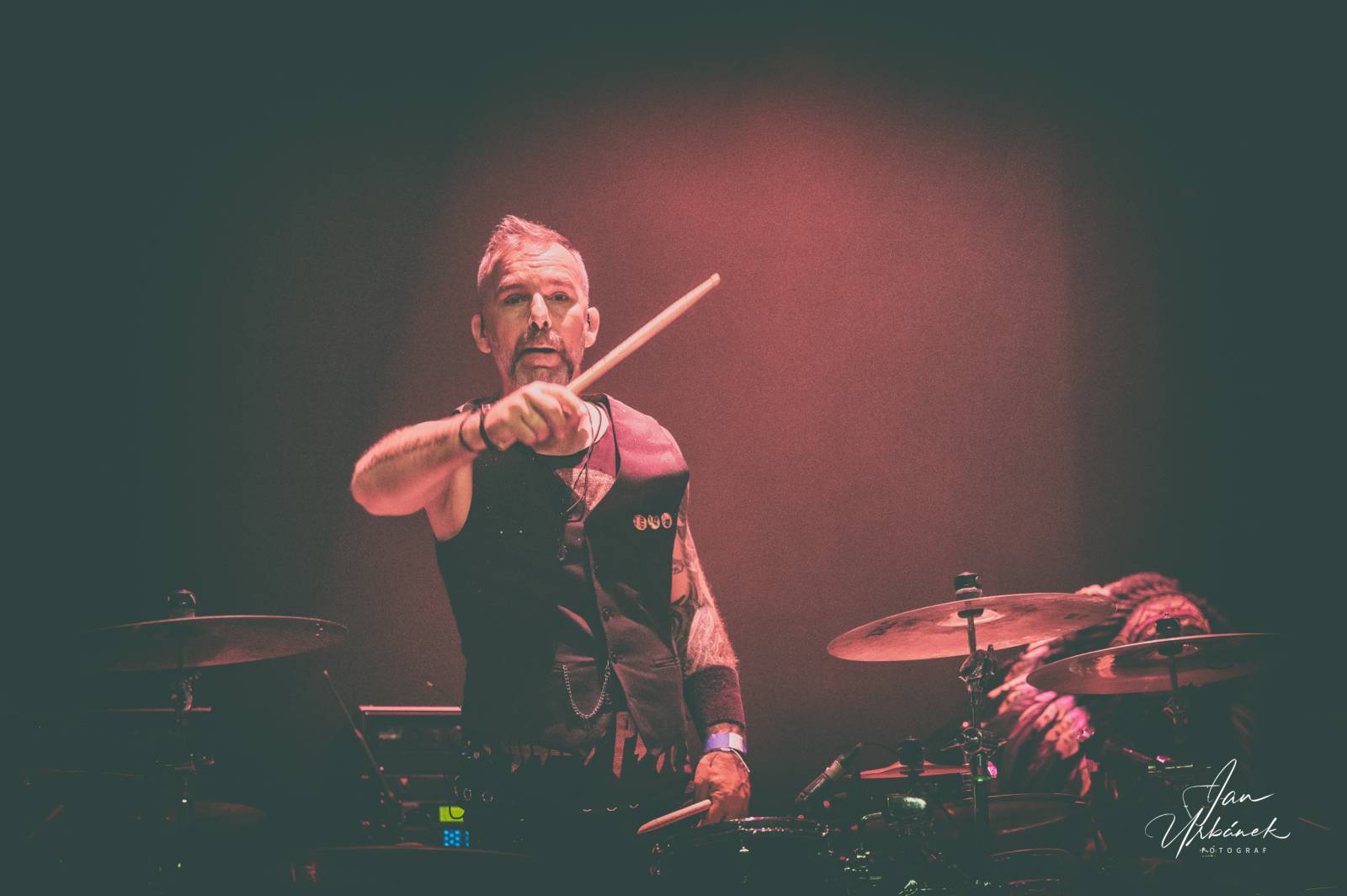 Alice Cooper, Johnny Depp a Joe Perry váleli v Brně, piráta z Karibiku zasypaly fanynky spodním prádlem