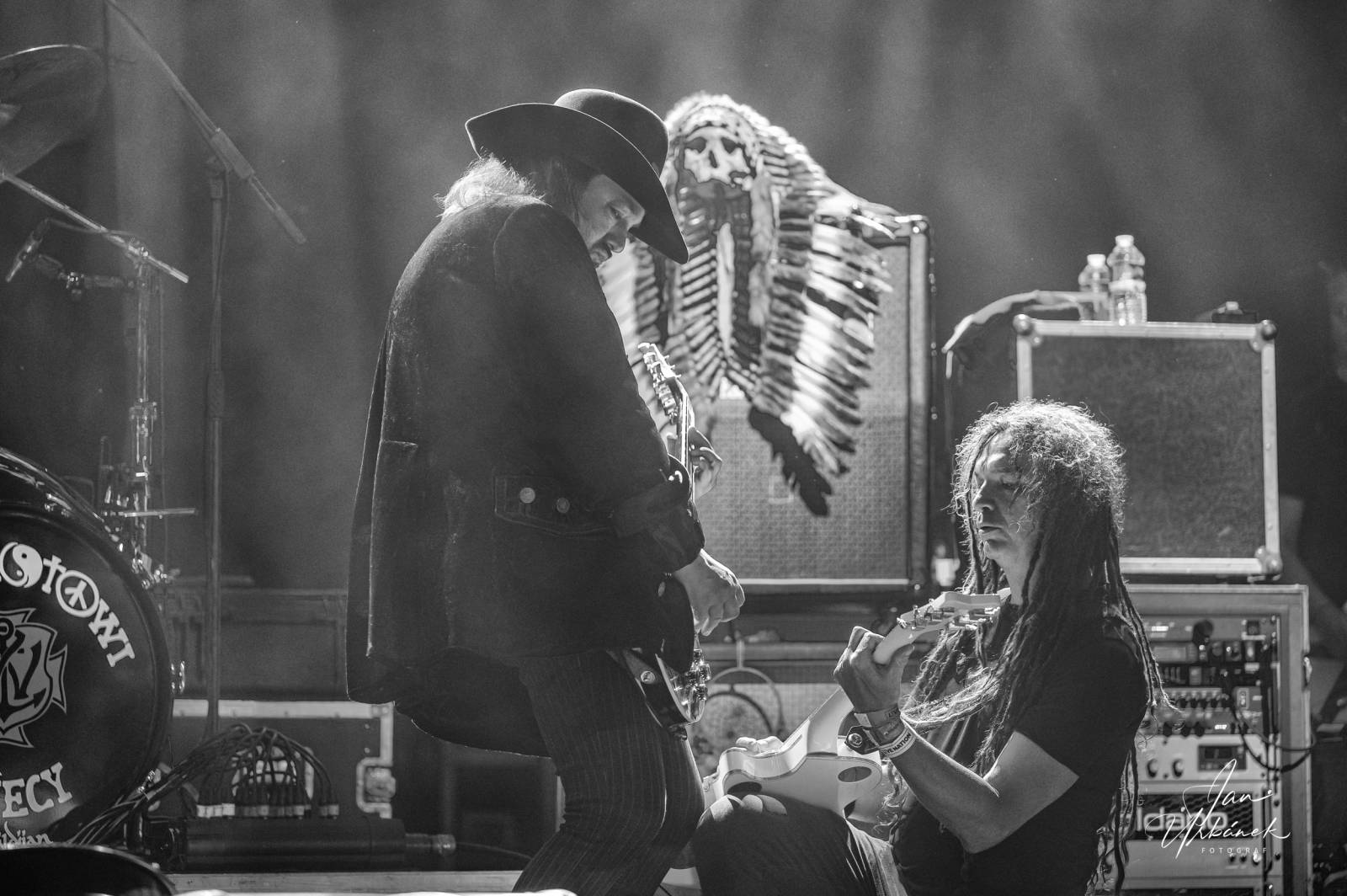 Alice Cooper, Johnny Depp a Joe Perry váleli v Brně, piráta z Karibiku zasypaly fanynky spodním prádlem