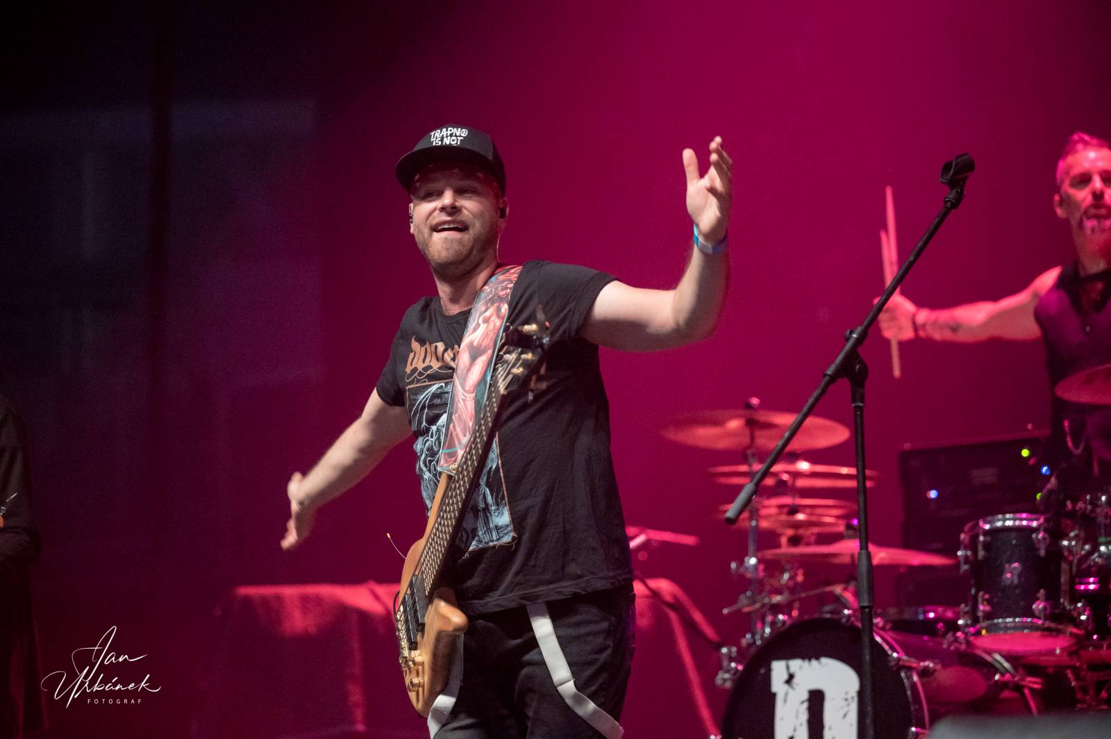 Alice Cooper, Johnny Depp a Joe Perry váleli v Brně, piráta z Karibiku zasypaly fanynky spodním prádlem