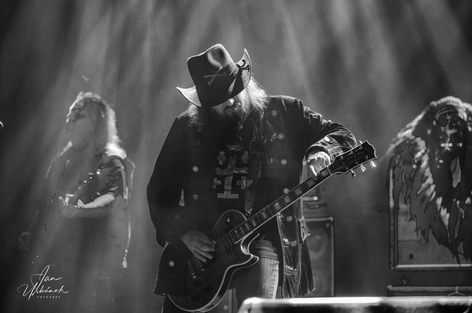 Alice Cooper, Johnny Depp a Joe Perry váleli v Brně, piráta z Karibiku zasypaly fanynky spodním prádlem