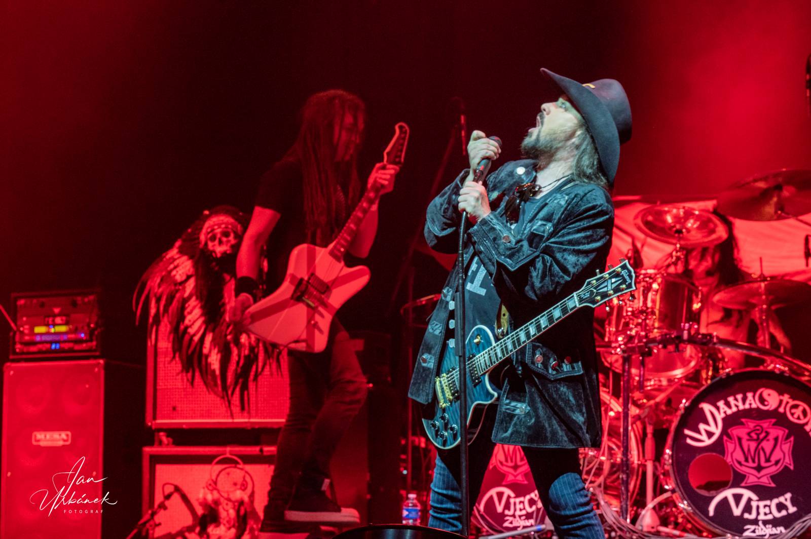 Alice Cooper, Johnny Depp a Joe Perry váleli v Brně, piráta z Karibiku zasypaly fanynky spodním prádlem