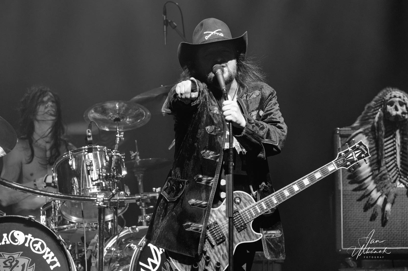 Alice Cooper, Johnny Depp a Joe Perry váleli v Brně, piráta z Karibiku zasypaly fanynky spodním prádlem