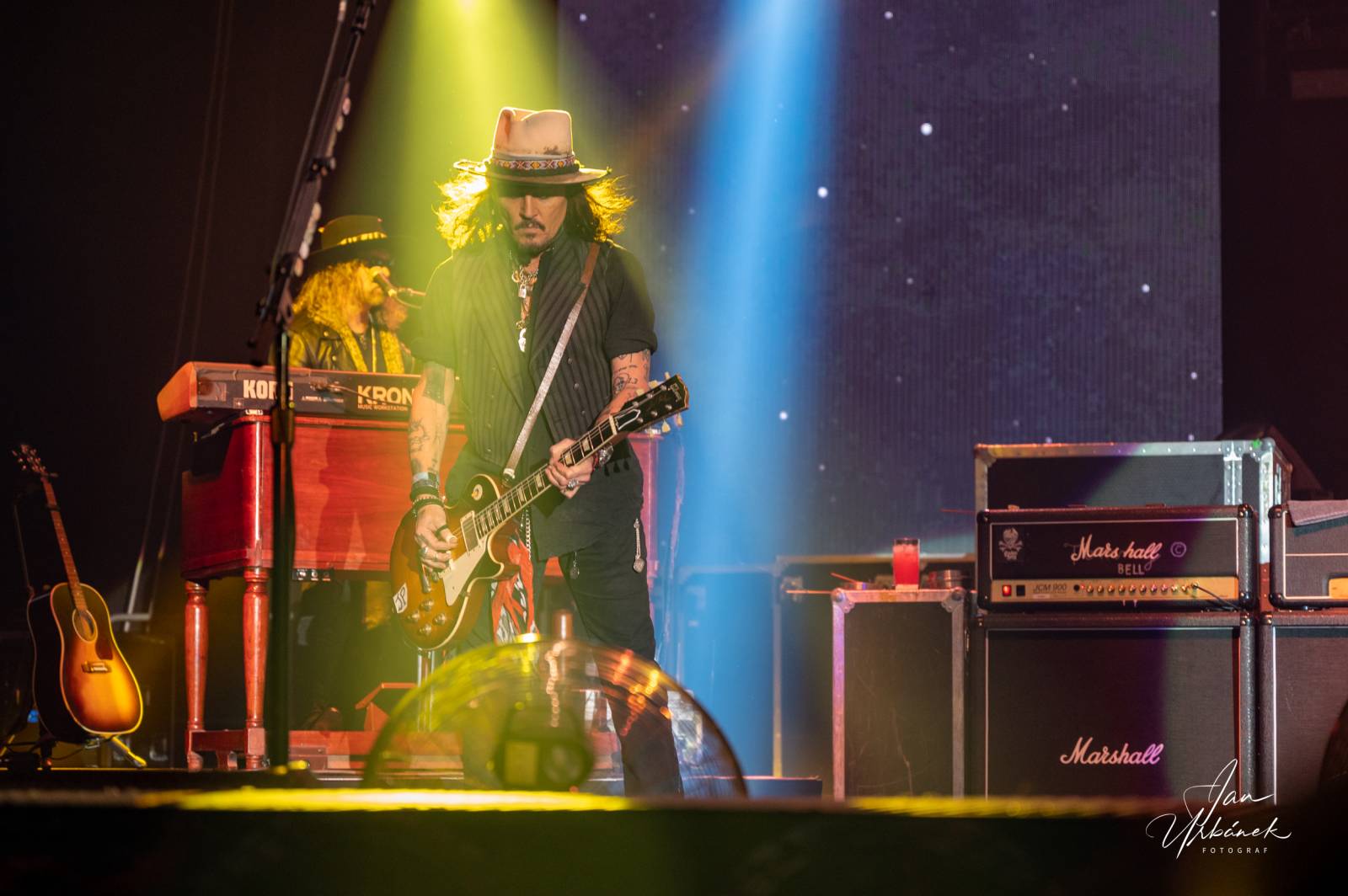 Alice Cooper, Johnny Depp a Joe Perry váleli v Brně, piráta z Karibiku zasypaly fanynky spodním prádlem