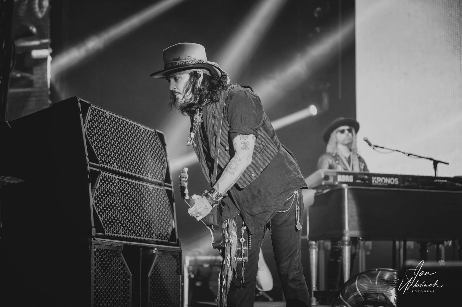 Alice Cooper, Johnny Depp a Joe Perry váleli v Brně, piráta z Karibiku zasypaly fanynky spodním prádlem