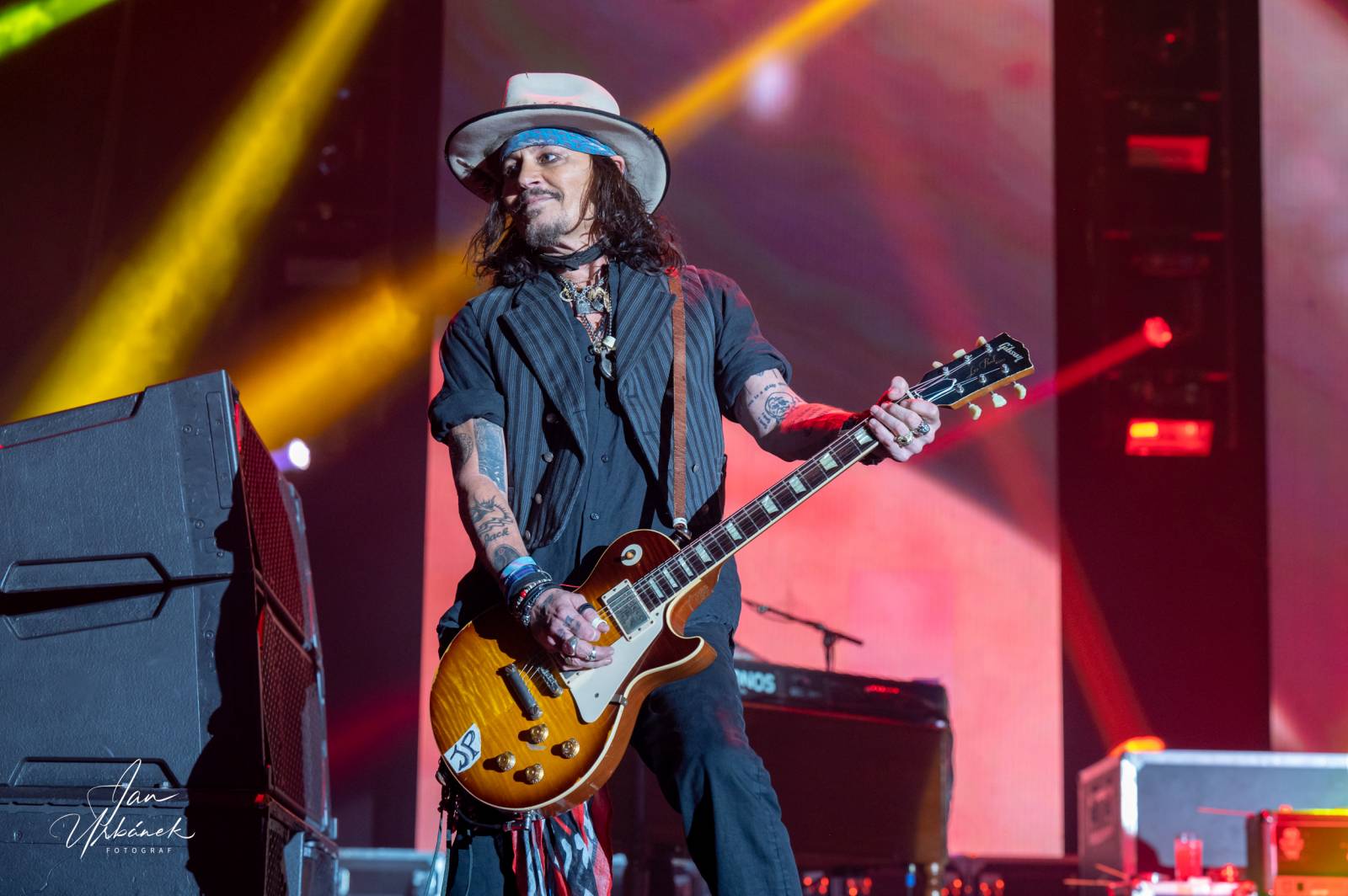 Alice Cooper, Johnny Depp a Joe Perry váleli v Brně, piráta z Karibiku zasypaly fanynky spodním prádlem