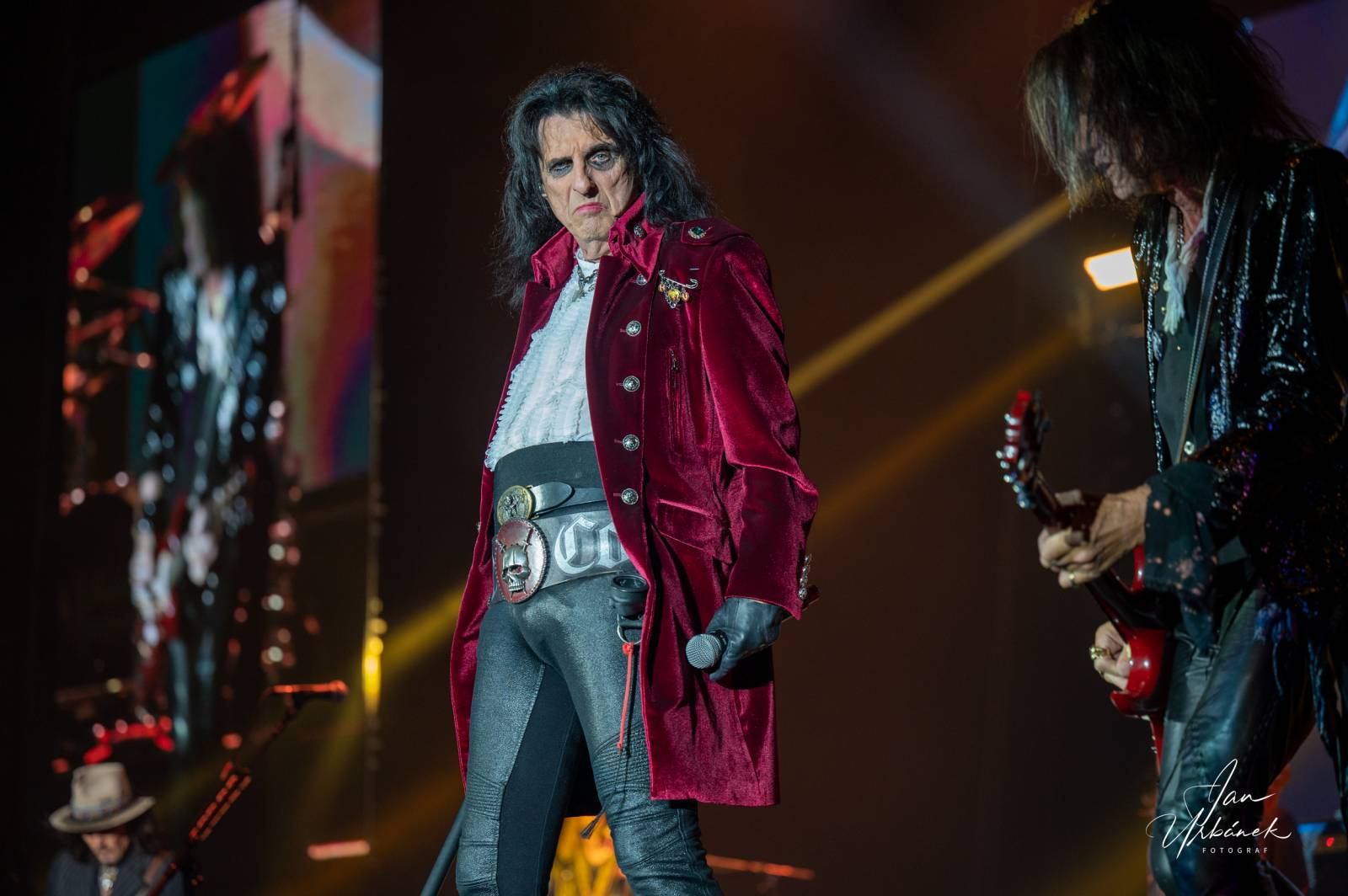 Alice Cooper, Johnny Depp a Joe Perry váleli v Brně, piráta z Karibiku zasypaly fanynky spodním prádlem