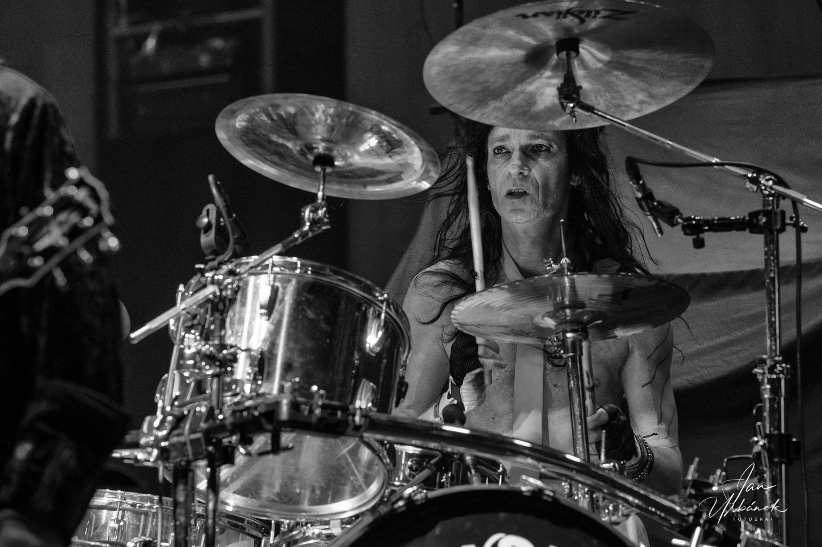 Alice Cooper, Johnny Depp a Joe Perry váleli v Brně, piráta z Karibiku zasypaly fanynky spodním prádlem