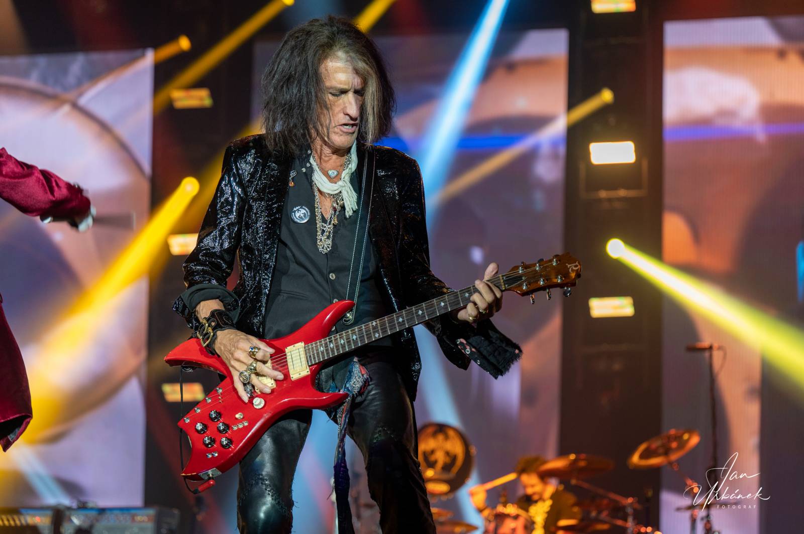 Alice Cooper, Johnny Depp a Joe Perry váleli v Brně, piráta z Karibiku zasypaly fanynky spodním prádlem