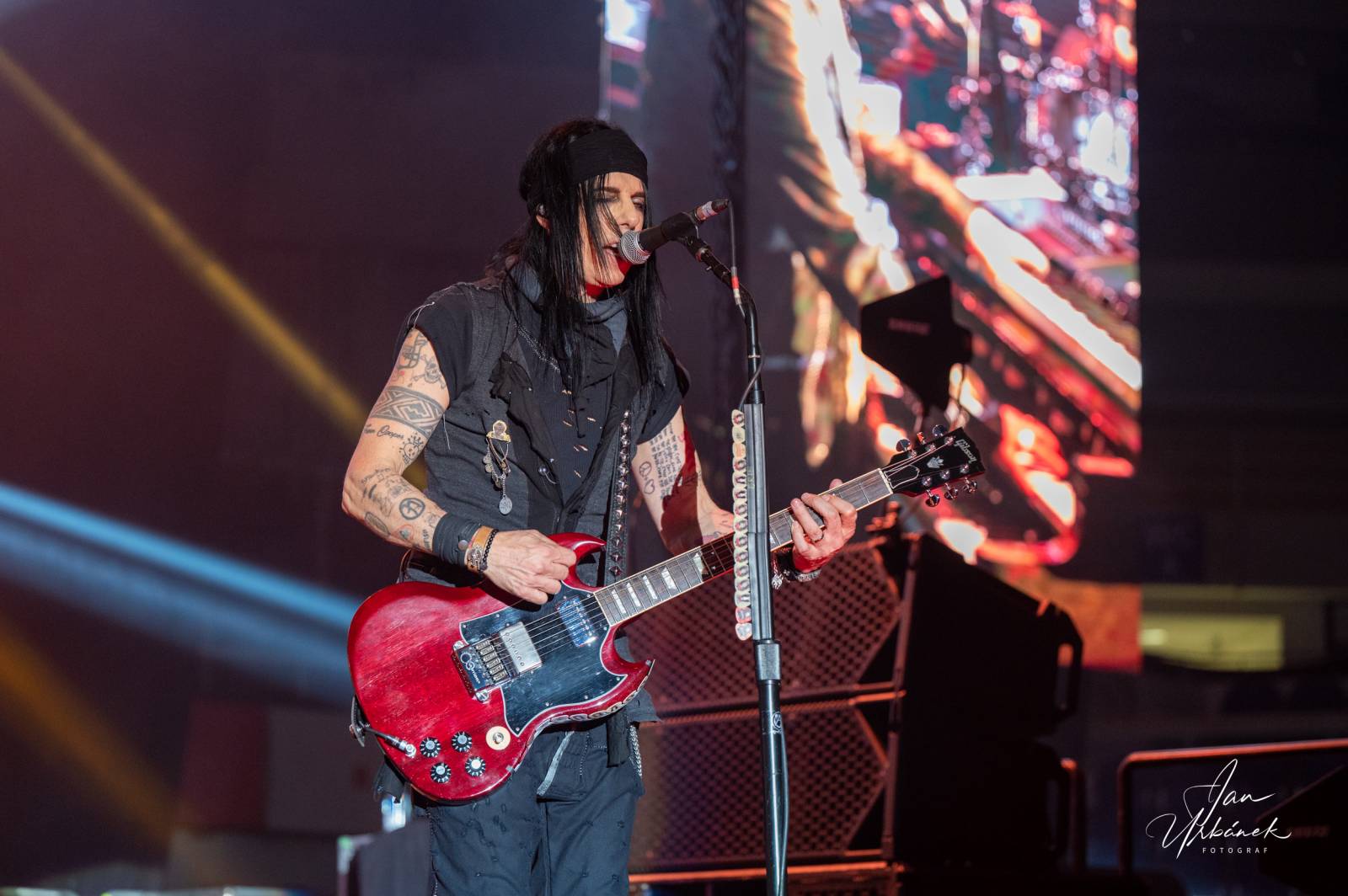 Alice Cooper, Johnny Depp a Joe Perry váleli v Brně, piráta z Karibiku zasypaly fanynky spodním prádlem