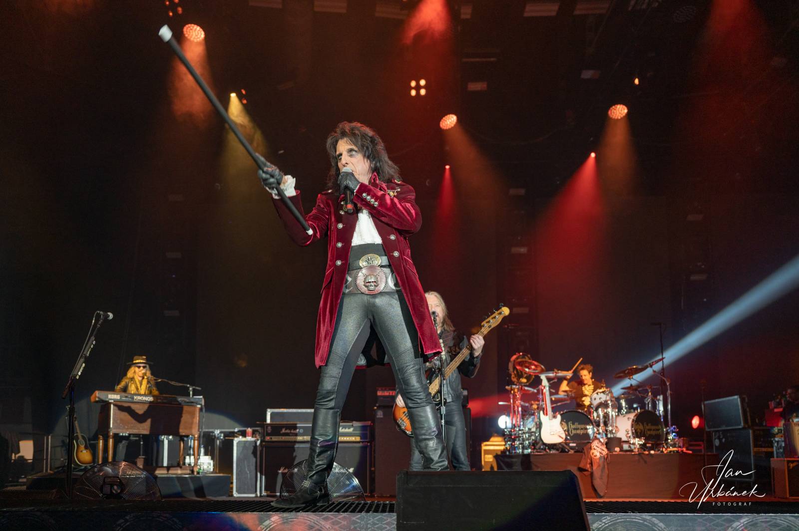 Alice Cooper, Johnny Depp a Joe Perry váleli v Brně, piráta z Karibiku zasypaly fanynky spodním prádlem