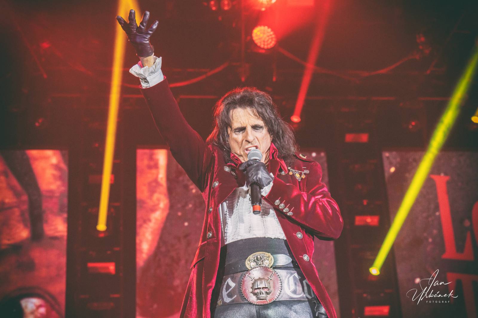 Alice Cooper, Johnny Depp a Joe Perry váleli v Brně, piráta z Karibiku zasypaly fanynky spodním prádlem