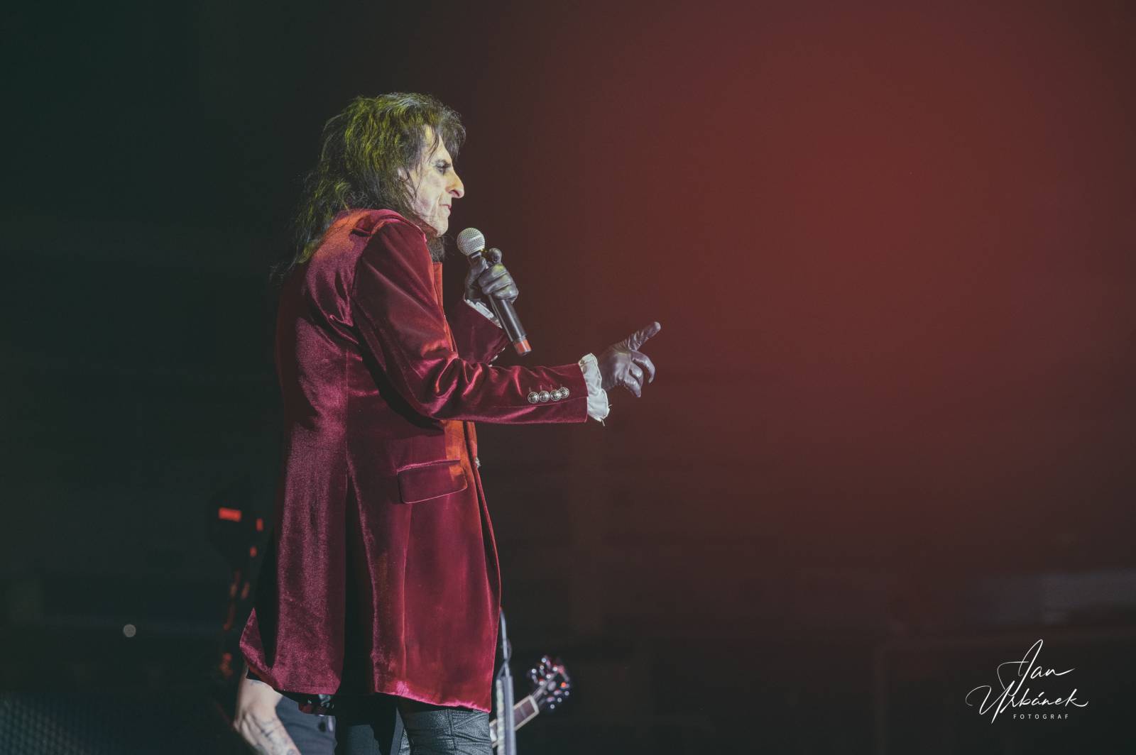 Alice Cooper, Johnny Depp a Joe Perry váleli v Brně, piráta z Karibiku zasypaly fanynky spodním prádlem