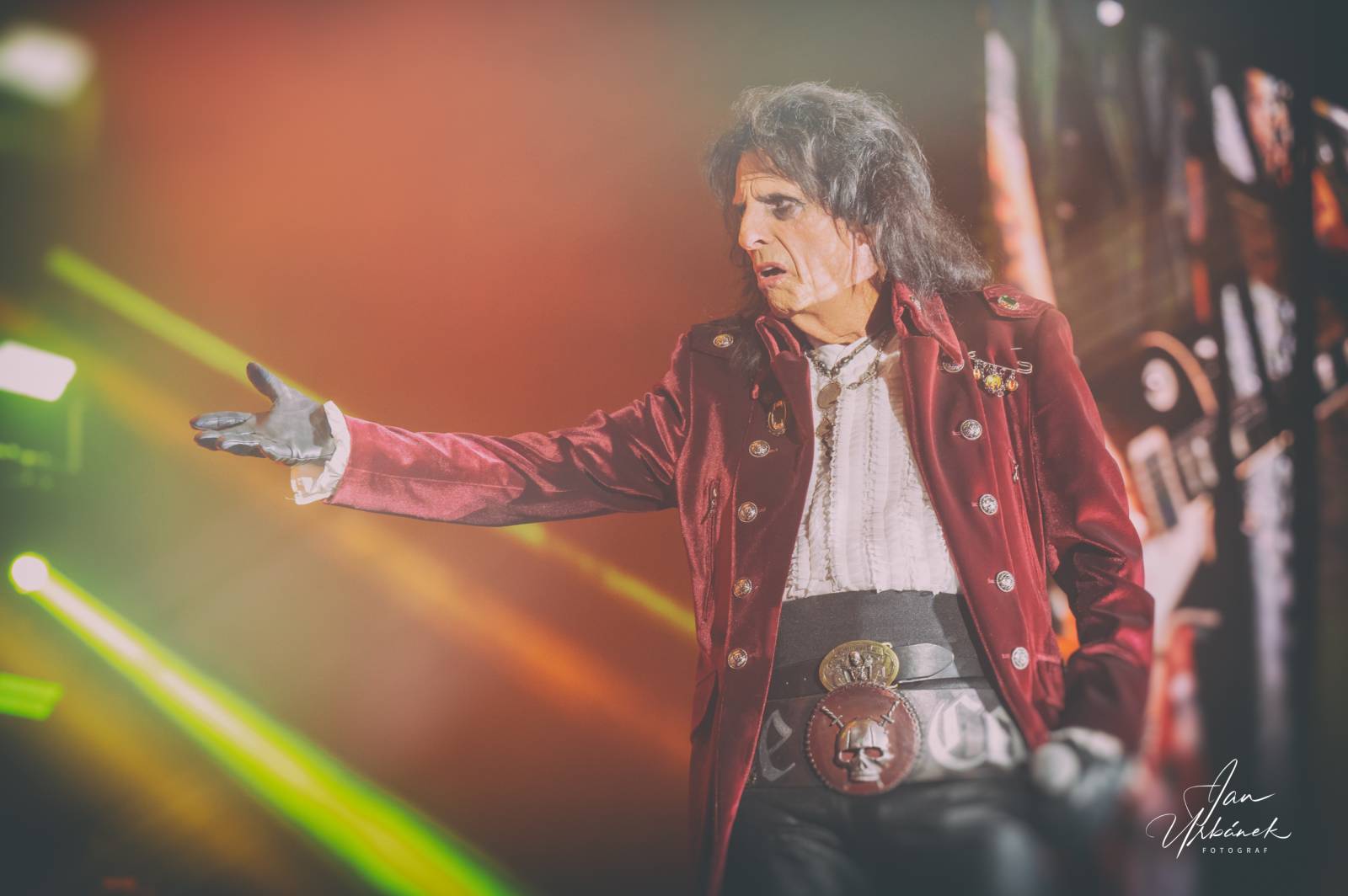 Alice Cooper, Johnny Depp a Joe Perry váleli v Brně, piráta z Karibiku zasypaly fanynky spodním prádlem