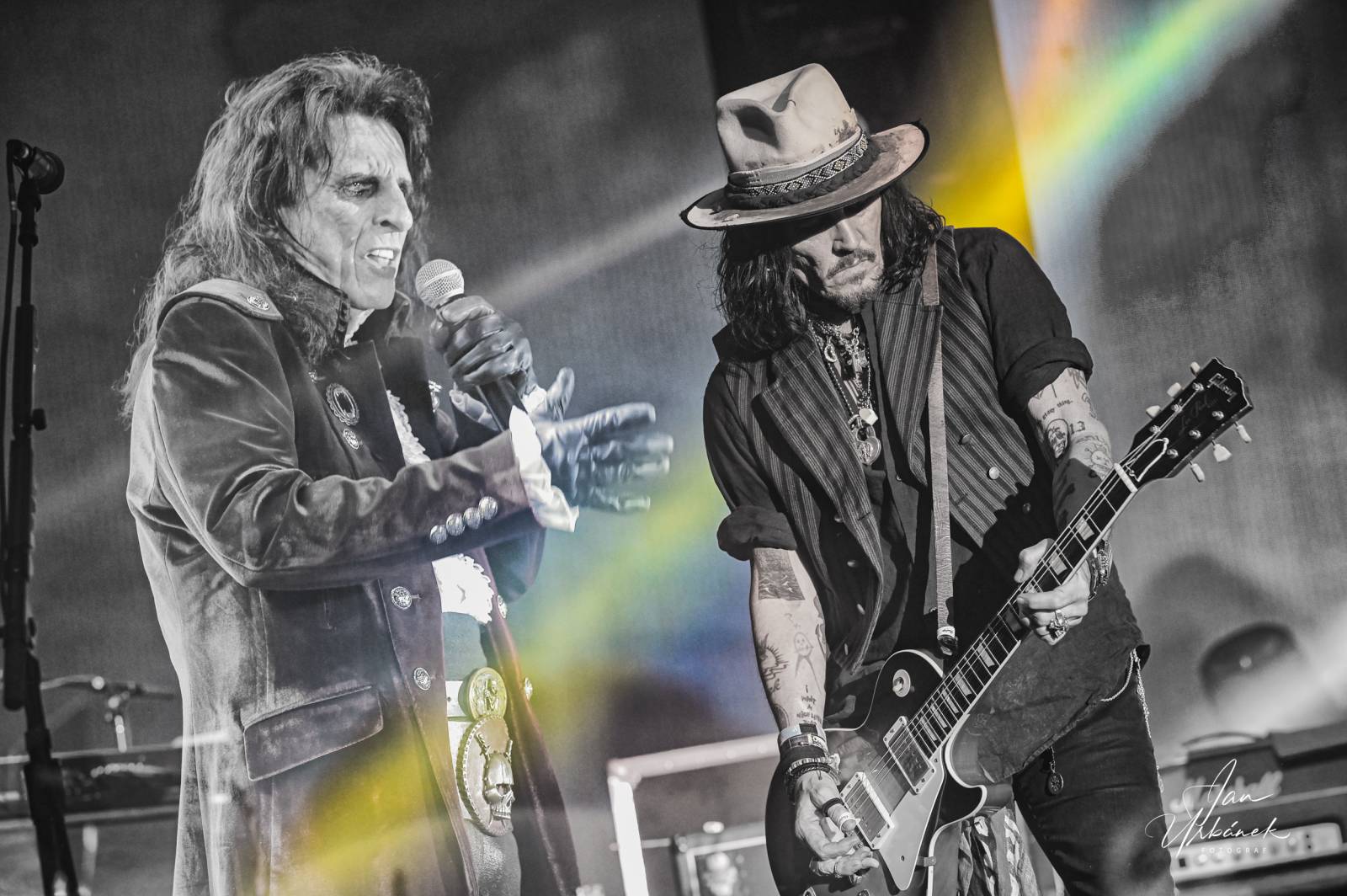 Alice Cooper, Johnny Depp a Joe Perry váleli v Brně, piráta z Karibiku zasypaly fanynky spodním prádlem