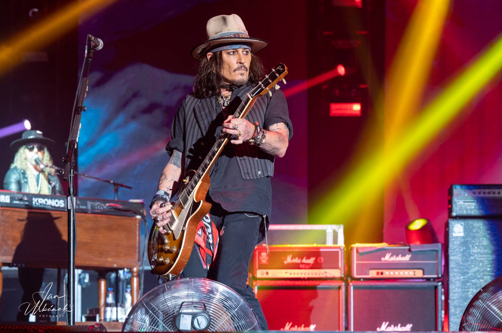 Alice Cooper, Johnny Depp a Joe Perry váleli v Brně, piráta z Karibiku zasypaly fanynky spodním prádlem