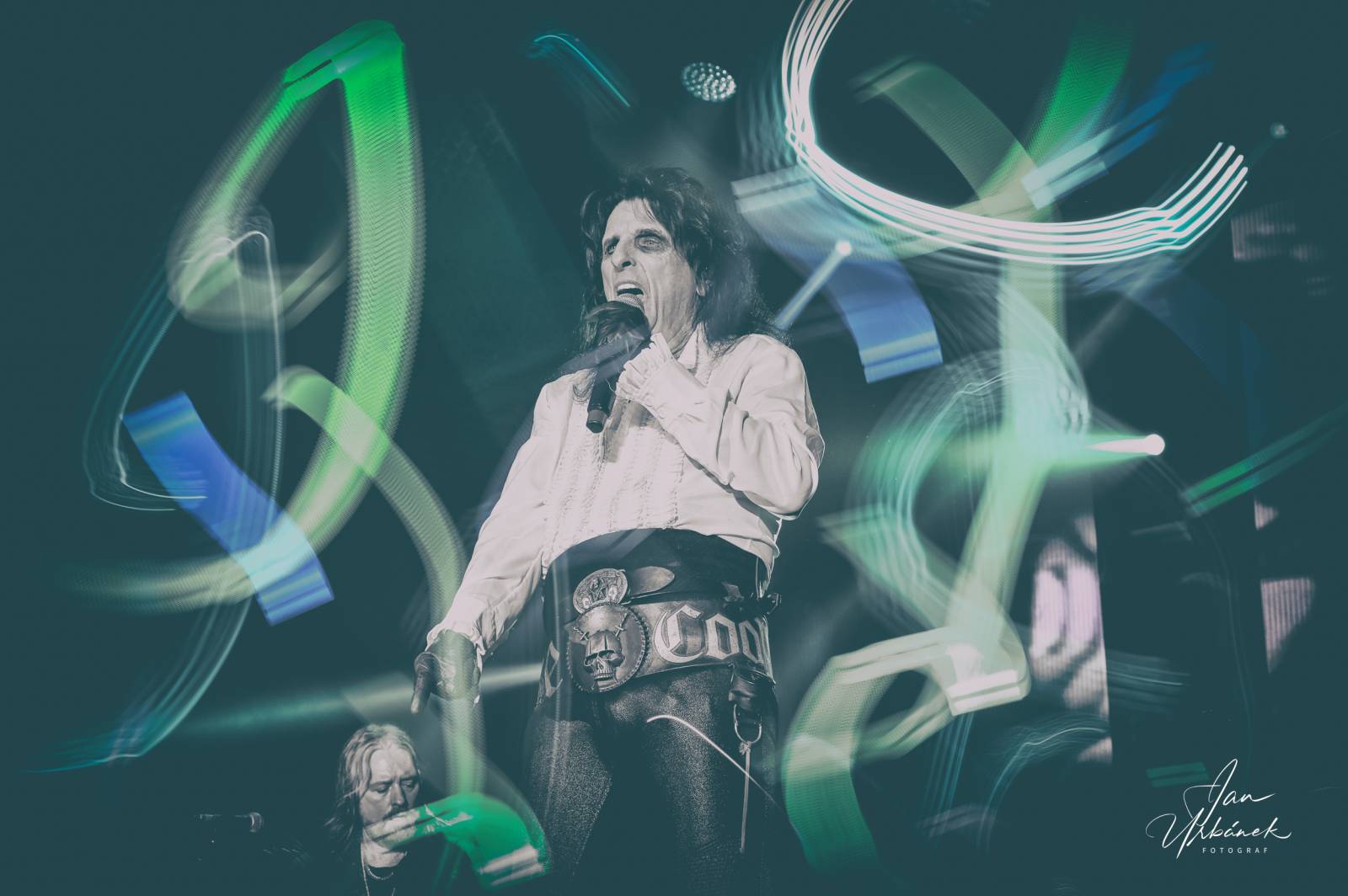 Alice Cooper, Johnny Depp a Joe Perry váleli v Brně, piráta z Karibiku zasypaly fanynky spodním prádlem