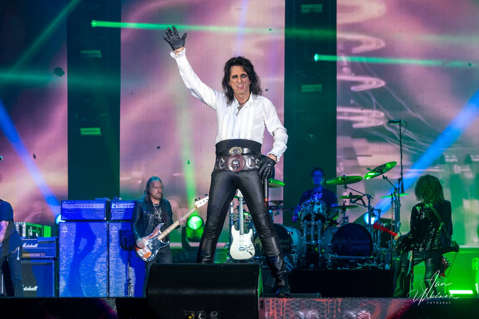 Alice Cooper, Johnny Depp a Joe Perry váleli v Brně, piráta z Karibiku zasypaly fanynky spodním prádlem