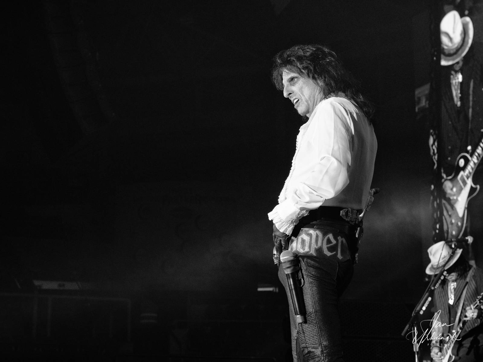 Alice Cooper, Johnny Depp a Joe Perry váleli v Brně, piráta z Karibiku zasypaly fanynky spodním prádlem