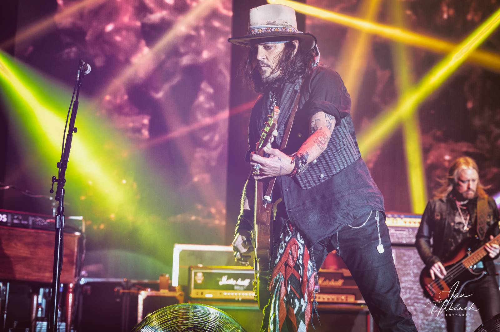 Alice Cooper, Johnny Depp a Joe Perry váleli v Brně, piráta z Karibiku zasypaly fanynky spodním prádlem