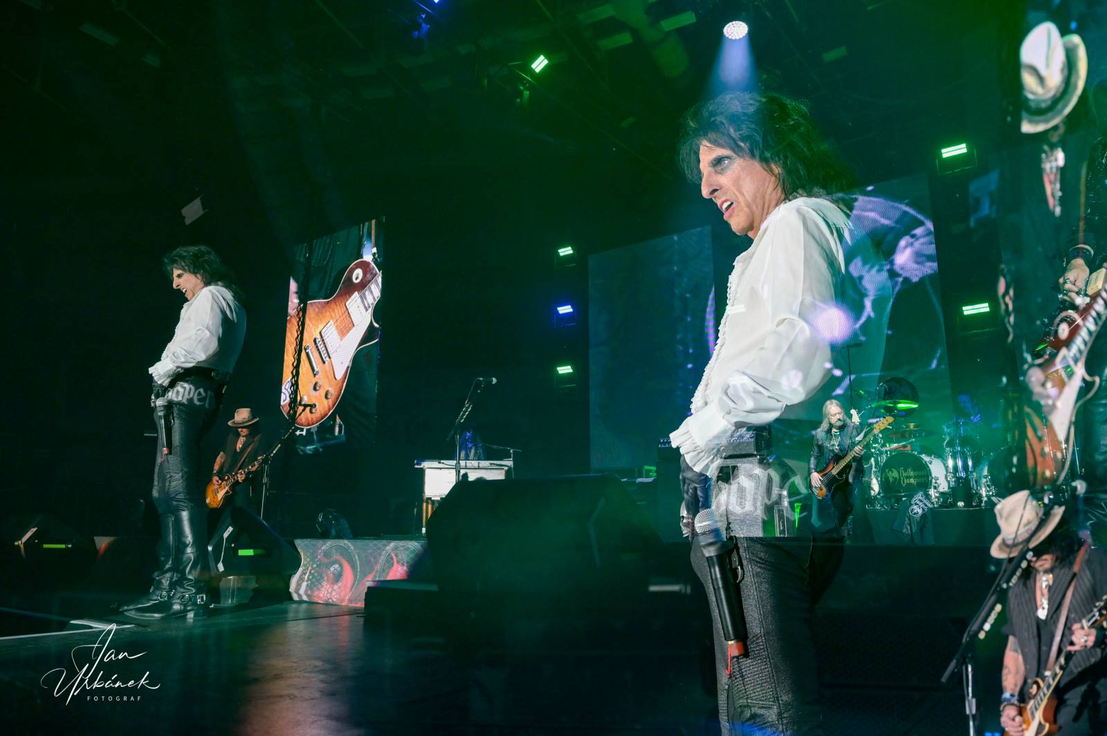 Alice Cooper, Johnny Depp a Joe Perry váleli v Brně, piráta z Karibiku zasypaly fanynky spodním prádlem