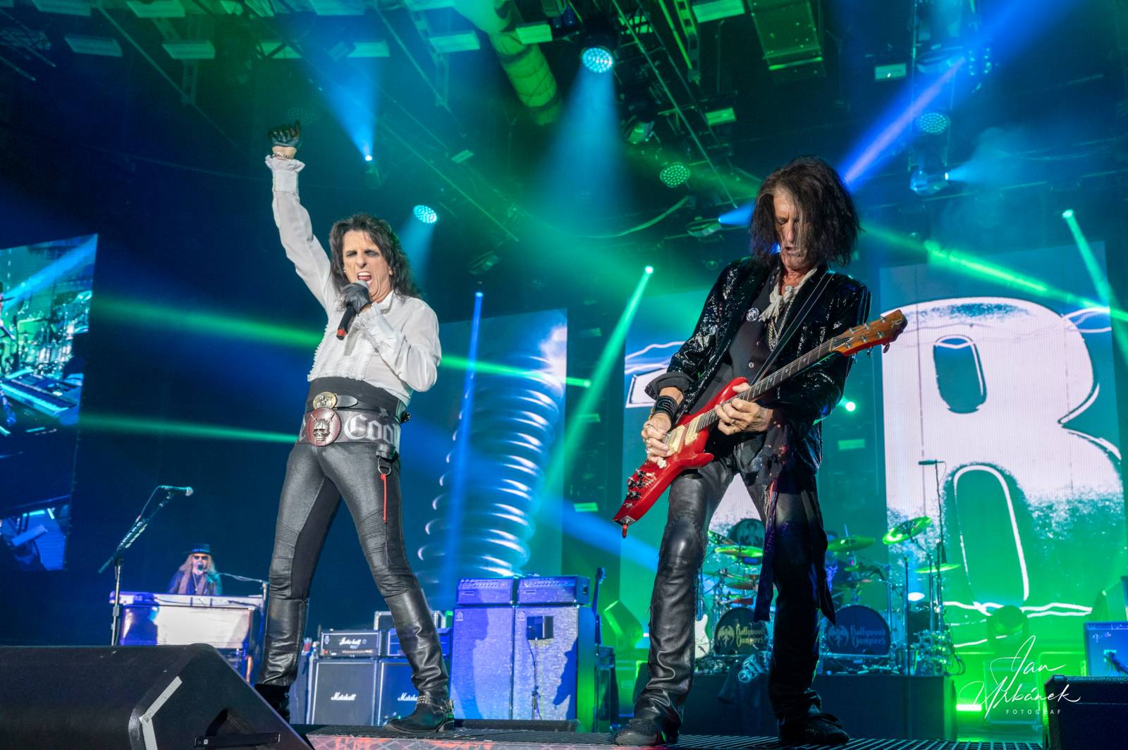 Alice Cooper, Johnny Depp a Joe Perry váleli v Brně, piráta z Karibiku zasypaly fanynky spodním prádlem