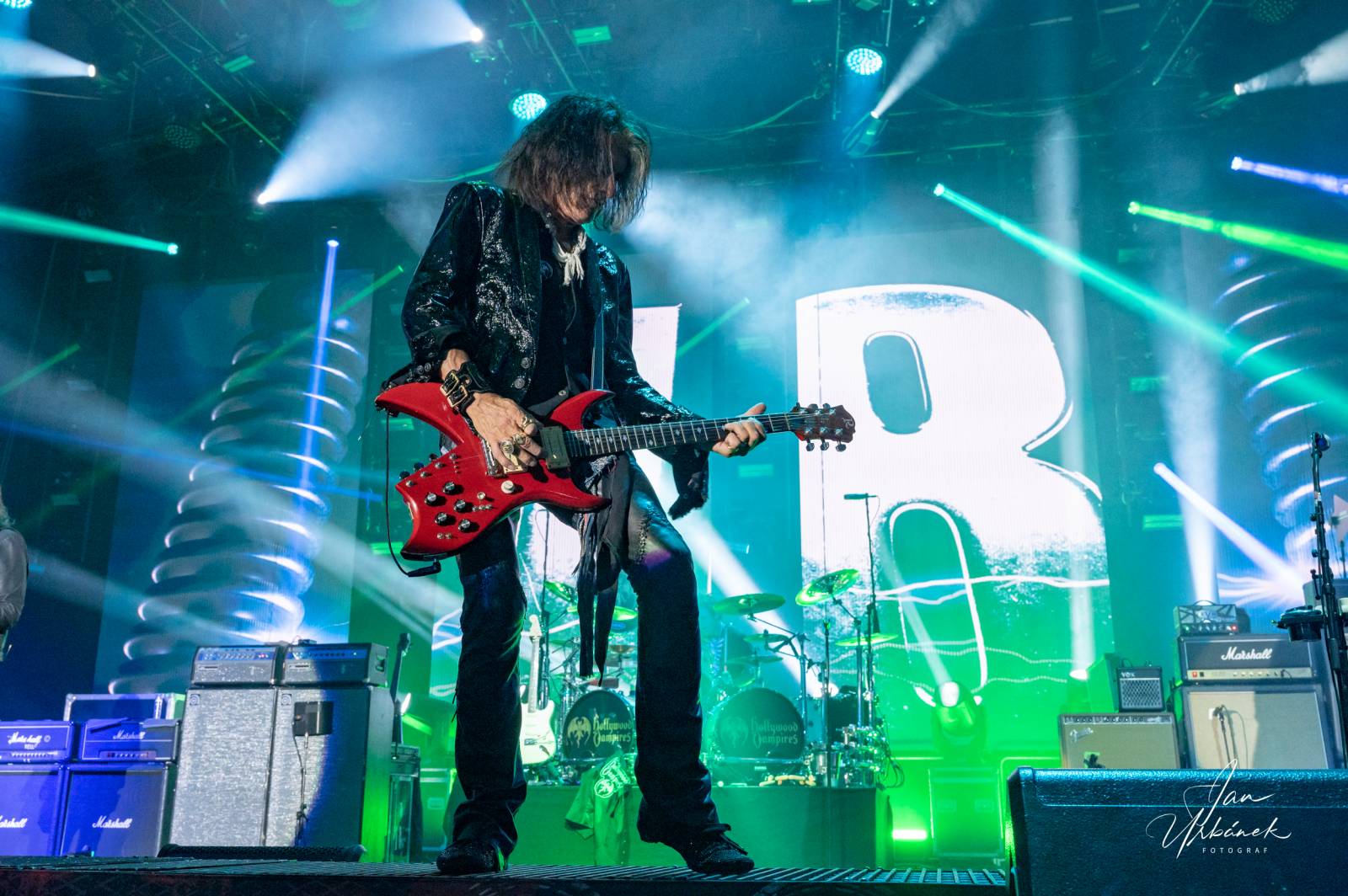 Alice Cooper, Johnny Depp a Joe Perry váleli v Brně, piráta z Karibiku zasypaly fanynky spodním prádlem