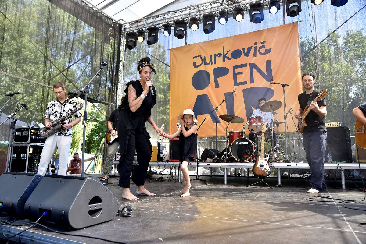 Jurkovič Open Air proběhl ve znamení vedra a skvělé hudby. Hráli David Koller, Leo Lyons i Prago Union