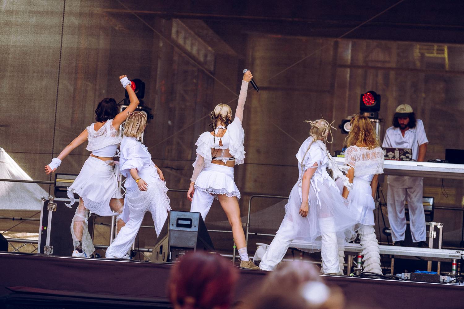 Colours of Ostrava zahájili Ewa Farna, Mirai a Štěpán Kozub s Jiřím Krhutem, večer nadchli OneRepublic