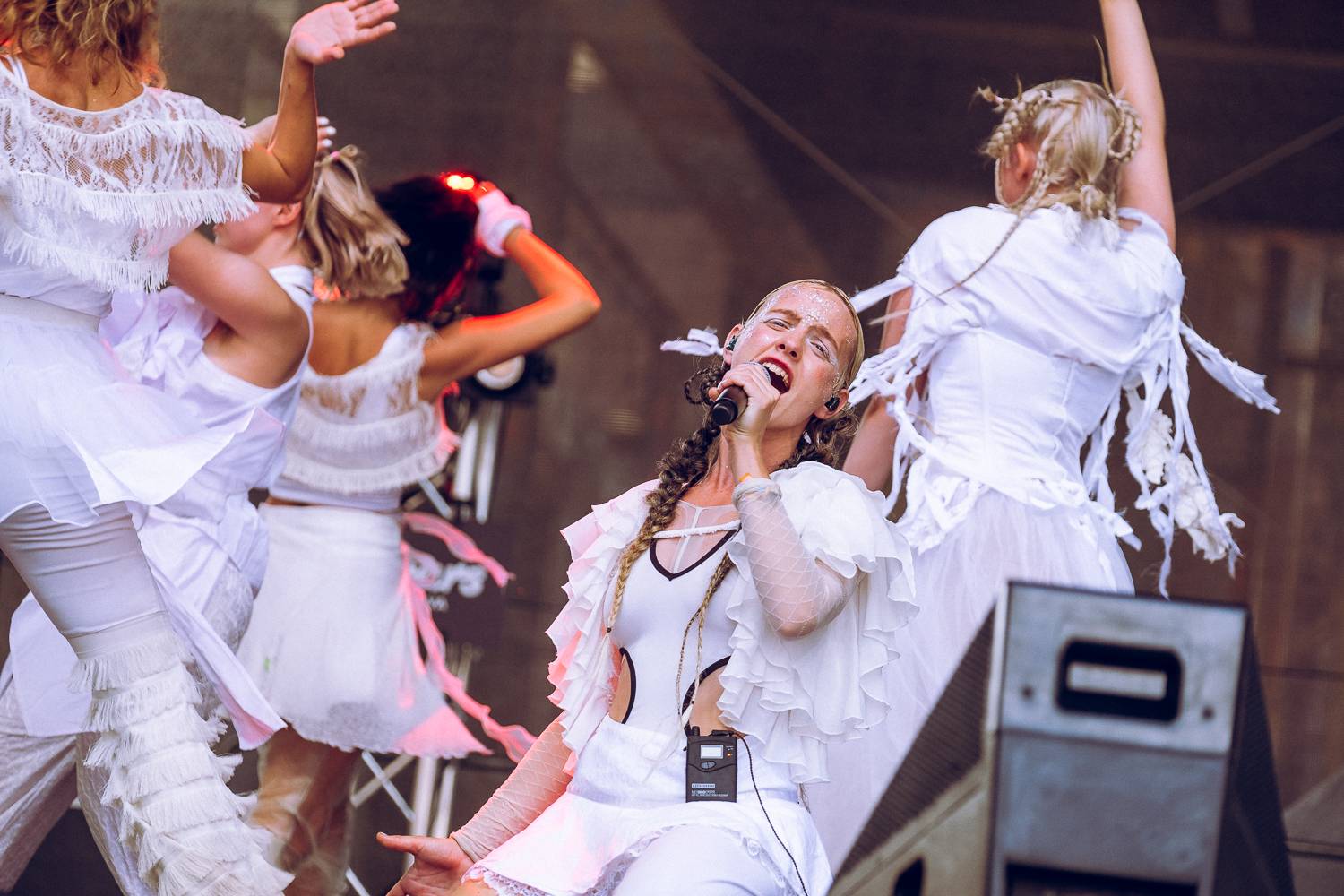 Colours of Ostrava zahájili Ewa Farna, Mirai a Štěpán Kozub s Jiřím Krhutem, večer nadchli OneRepublic