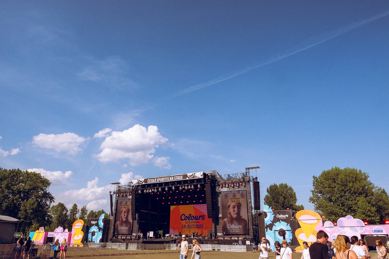 Colours of Ostrava zahájili Ewa Farna, Mirai a Štěpán Kozub s Jiřím Krhutem, večer nadchli OneRepublic