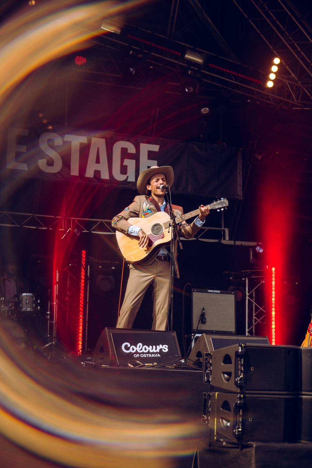 Colours of Ostrava zahájili Ewa Farna, Mirai a Štěpán Kozub s Jiřím Krhutem, večer nadchli OneRepublic