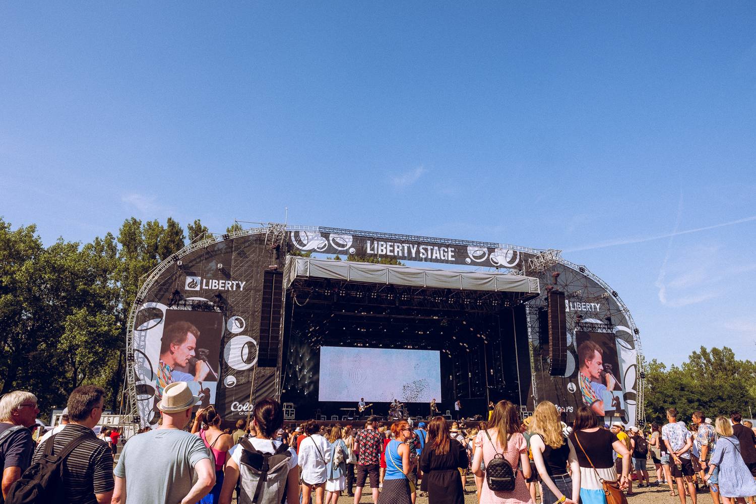 Colours of Ostrava zahájili Ewa Farna, Mirai a Štěpán Kozub s Jiřím Krhutem, večer nadchli OneRepublic