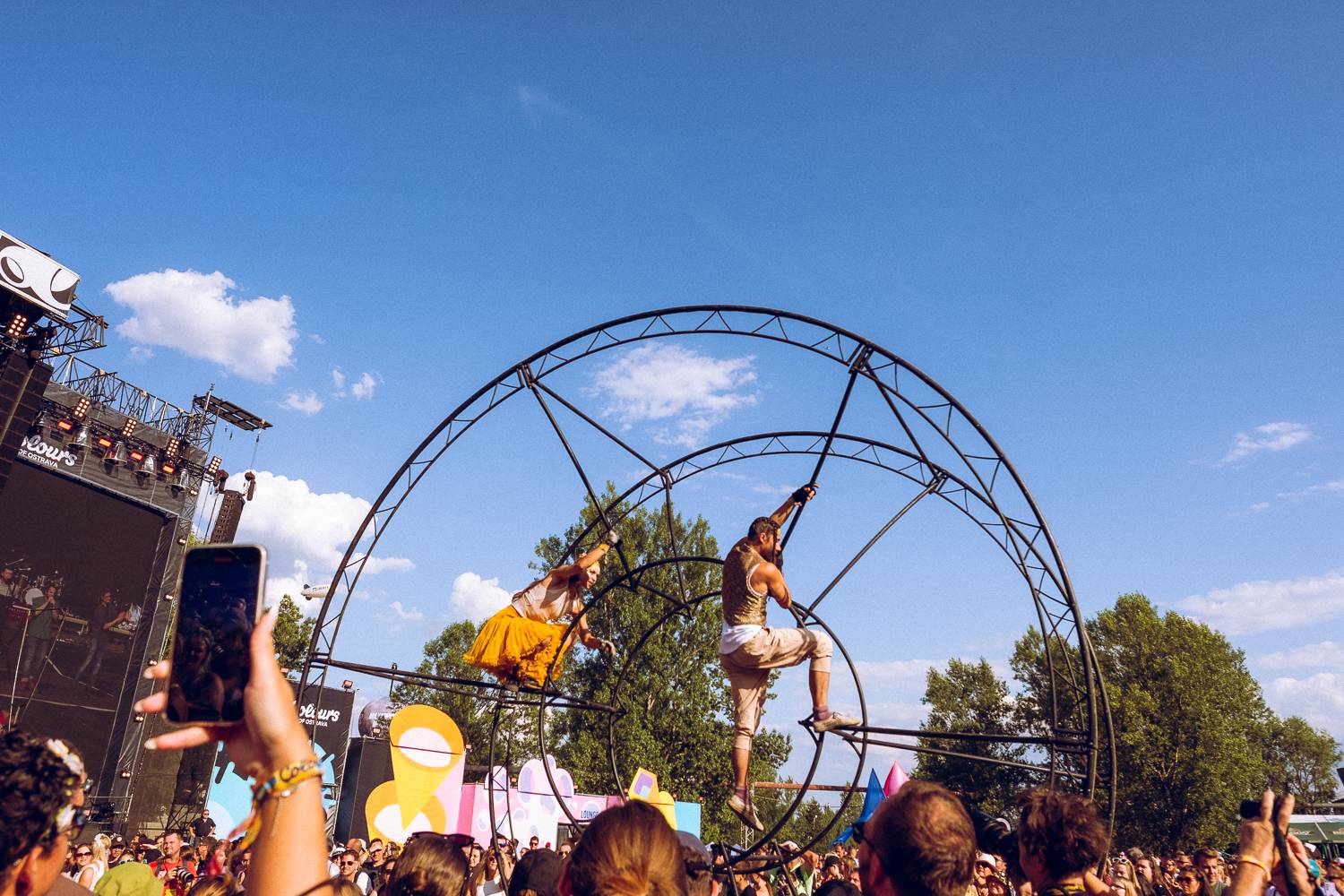 Colours of Ostrava zahájili Ewa Farna, Mirai a Štěpán Kozub s Jiřím Krhutem, večer nadchli OneRepublic