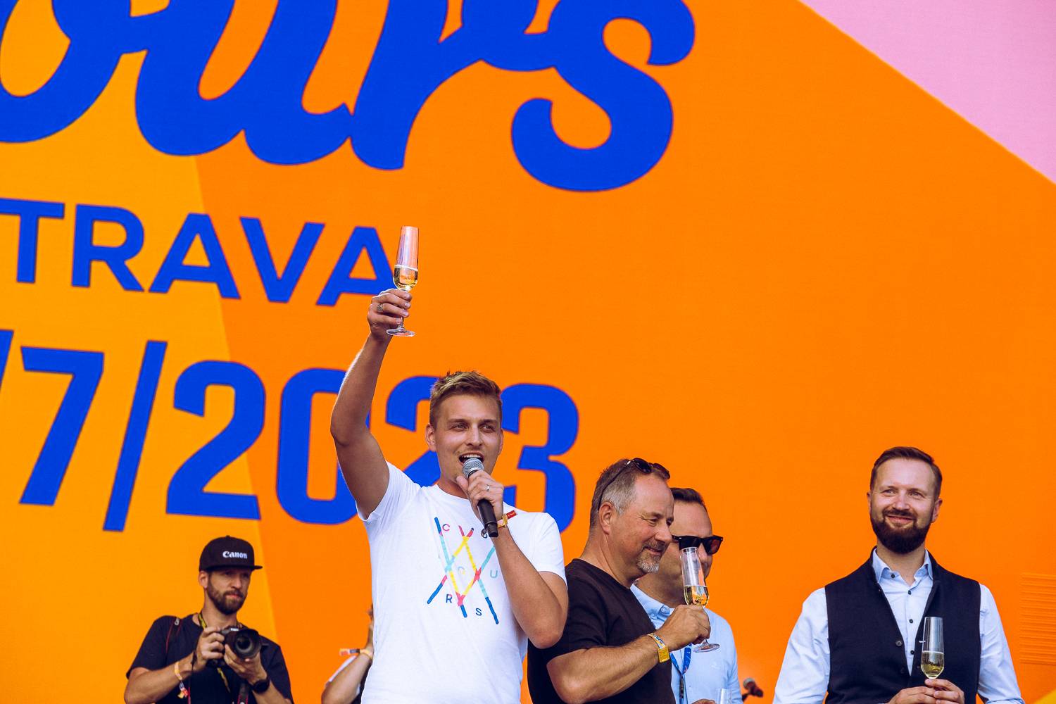 Colours of Ostrava zahájili Ewa Farna, Mirai a Štěpán Kozub s Jiřím Krhutem, večer nadchli OneRepublic