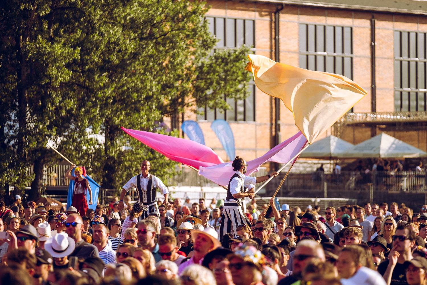 Colours of Ostrava zahájili Ewa Farna, Mirai a Štěpán Kozub s Jiřím Krhutem, večer nadchli OneRepublic