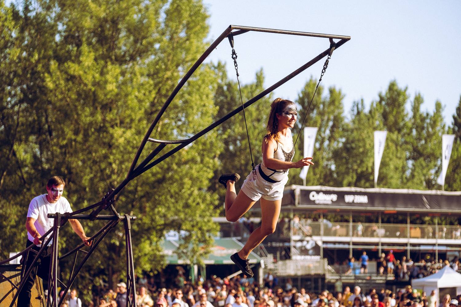 Colours of Ostrava zahájili Ewa Farna, Mirai a Štěpán Kozub s Jiřím Krhutem, večer nadchli OneRepublic