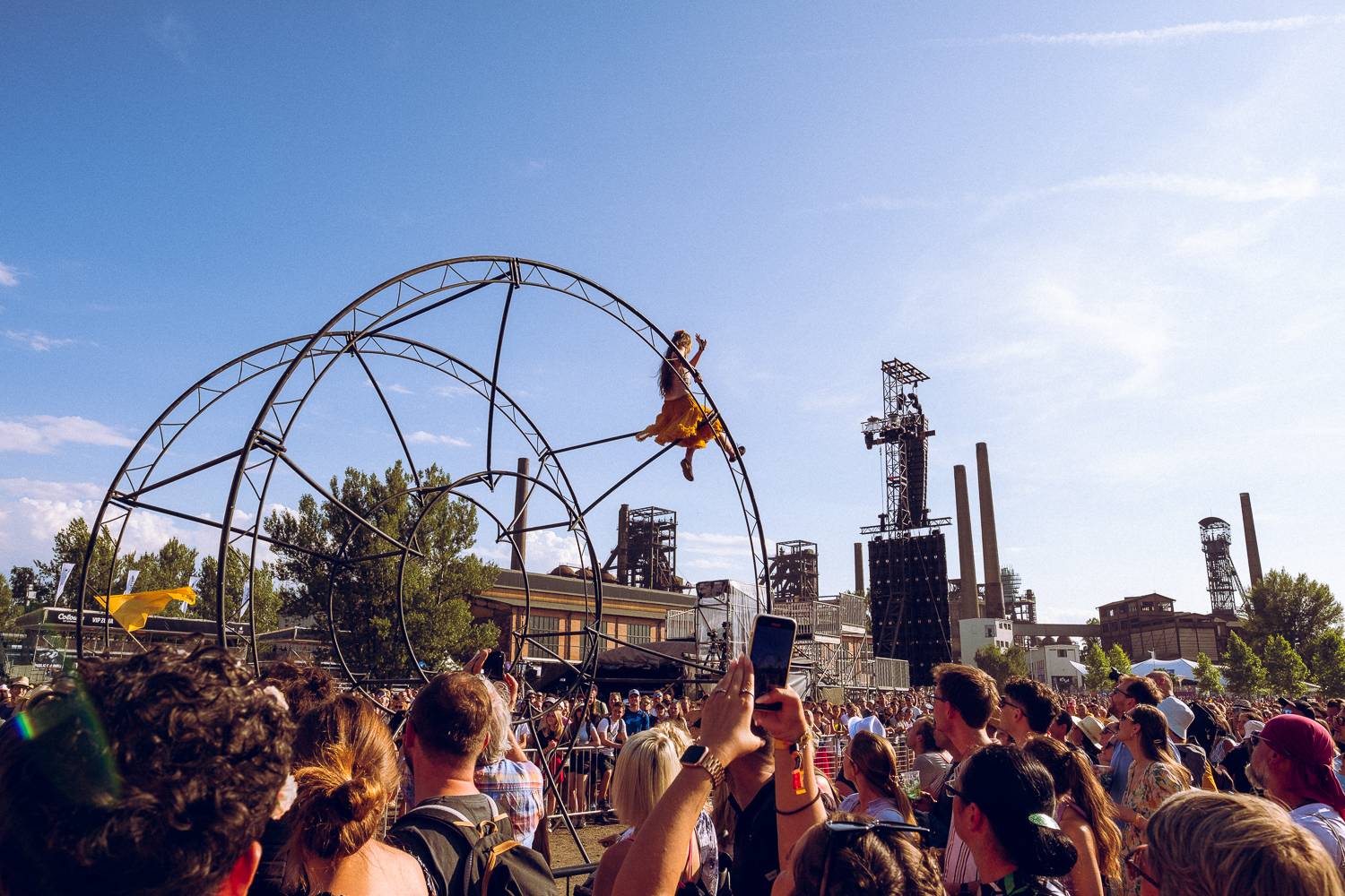 Colours of Ostrava zahájili Ewa Farna, Mirai a Štěpán Kozub s Jiřím Krhutem, večer nadchli OneRepublic