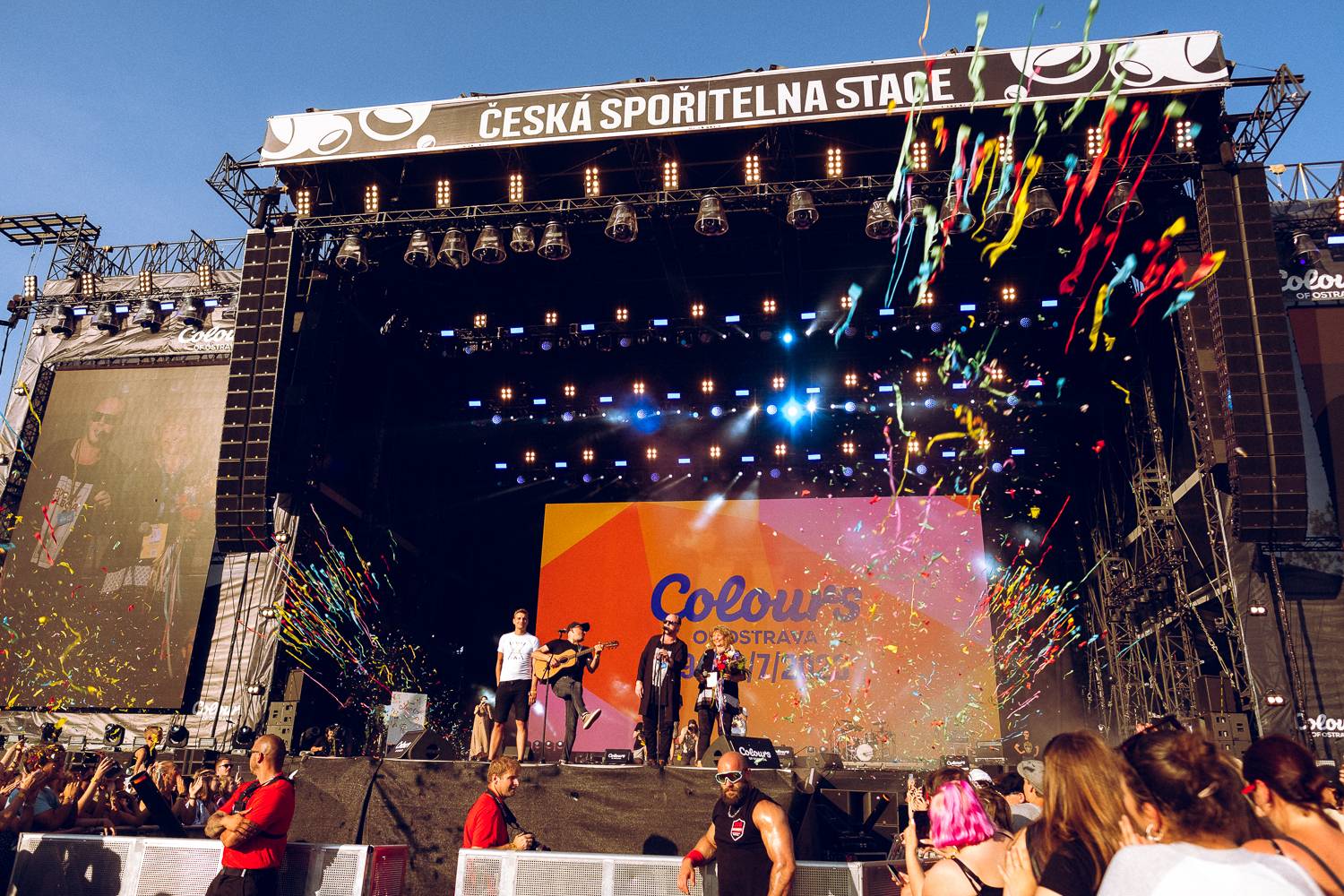 Colours of Ostrava zahájili Ewa Farna, Mirai a Štěpán Kozub s Jiřím Krhutem, večer nadchli OneRepublic