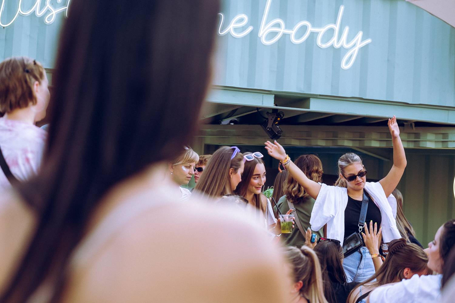 Colours of Ostrava zahájili Ewa Farna, Mirai a Štěpán Kozub s Jiřím Krhutem, večer nadchli OneRepublic