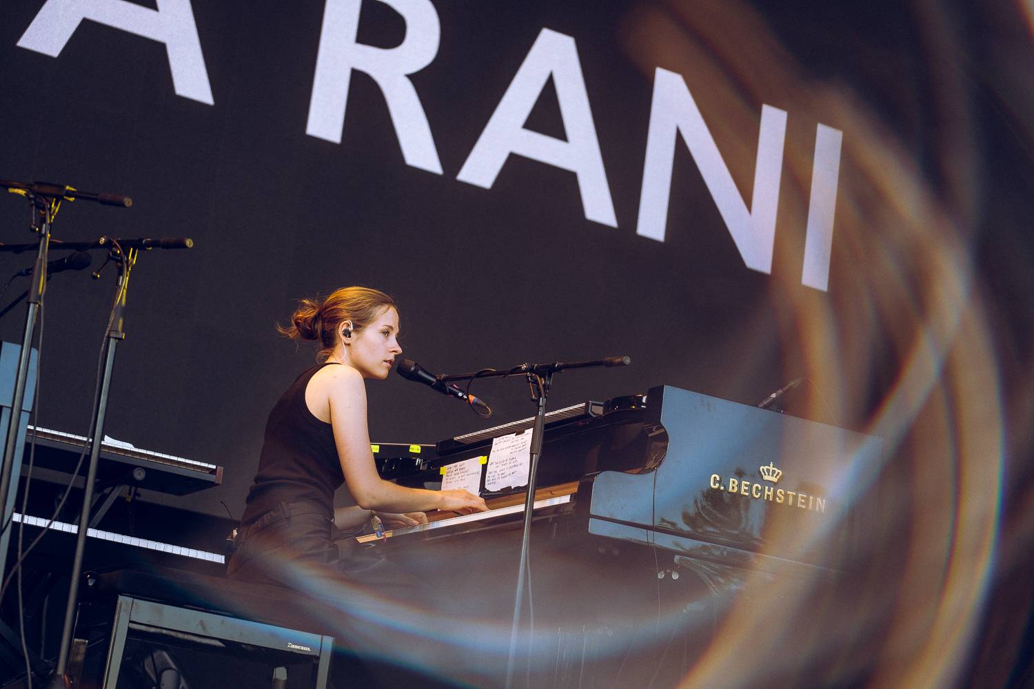 Colours of Ostrava zahájili Ewa Farna, Mirai a Štěpán Kozub s Jiřím Krhutem, večer nadchli OneRepublic