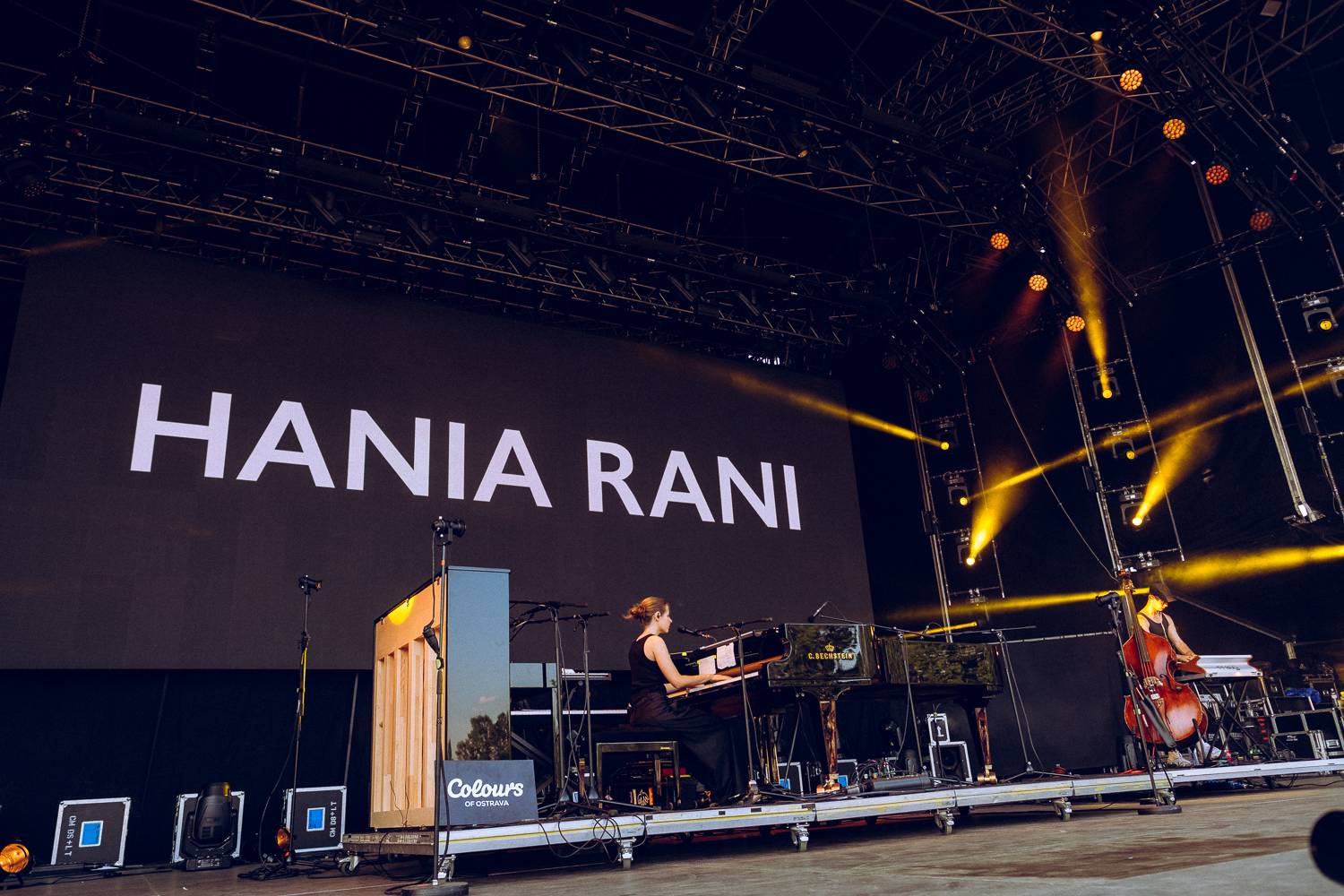 Colours of Ostrava zahájili Ewa Farna, Mirai a Štěpán Kozub s Jiřím Krhutem, večer nadchli OneRepublic