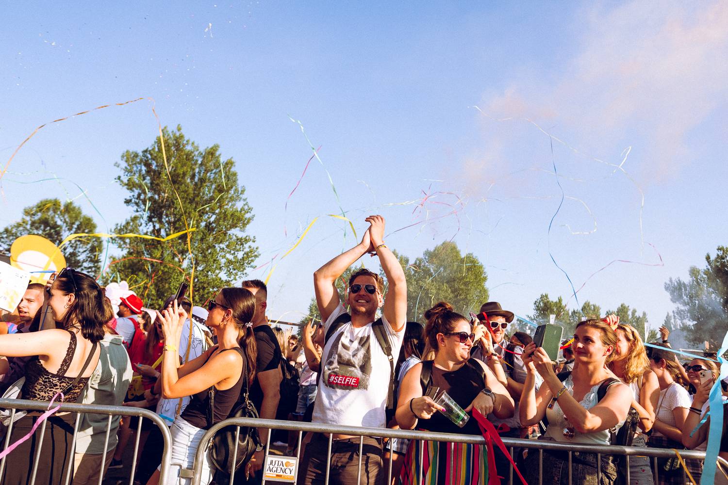 Colours of Ostrava zahájili Ewa Farna, Mirai a Štěpán Kozub s Jiřím Krhutem, večer nadchli OneRepublic