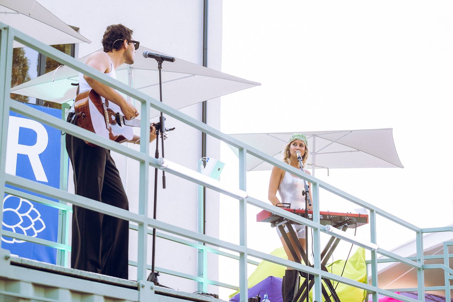 Colours of Ostrava zahájili Ewa Farna, Mirai a Štěpán Kozub s Jiřím Krhutem, večer nadchli OneRepublic